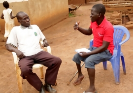 Le promoteur de la santé à domicile Eliaba Anthony Amba (à droite) s'entretient avec Bennet Khamis.