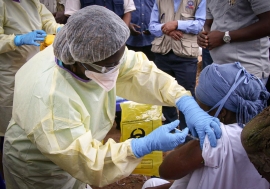 La vaccination contre le virus Ebola est en cours en Guinée pour enrayer la nouvelle épidémie