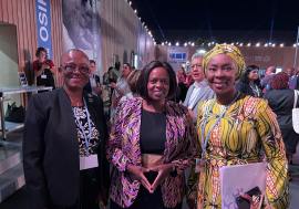 Sanda Ojiambo, CEO du Pacte mondial des Nations Unies (au milieu) lors de la COP27 à Sharm El Sheikh