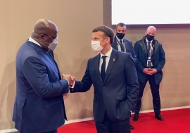 Félix Tshisekedi (à gauche) et Emmanuel Macron se serrant la main lors du Sommet.