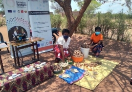 Teresa Gala (left) during an activity promoted by the women's association ASMTA.