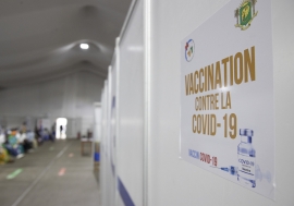 Tente de vaccination de masse au stade de Treichville, Abidjan, Côte d'Ivoire.