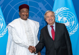 Secretary-General António Guterres (right) meets with Mahamadou Issoufou.