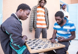 Des migrants au centre de transit de l'OIM à Agadez, au Niger (2016).