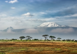 Vue du Kilimandjaro depuis le parc national d'Amboseli, au Kenya.