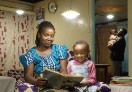 Les systèmes solaires domestiques profitent à une famille dans les communautés rurales du Rwanda.