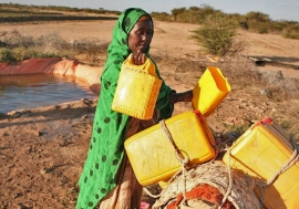 Femme recueillant de l'eau en Somalie
