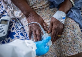 Un agent de santé utilise un oxymètre de pouls au doigt.