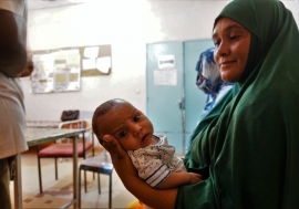 Amadou, âgé d'un mois, est né dans le centre de santé d'Arlit, récemment rénové. Photo : OIM/Monica 