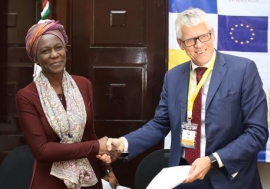 Maureen Achieng (l), IOM Ethiopia Chief of Mission and Representative to AUC, IGAD & UNECA with Sweden’s ambassador to Ethiopia and Djibouti, Torbjörn Pettersson.