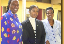 Trois des femmes élues au parlement rwandais en septembre 2003. De gauche à droite : Constance Rwaka, Solange Tuyisenge et Athanasie Gahondogo. Photo : ©PNUD / Julie Pulowski