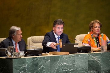 Miroslav Lajčák (centre), President of the 72nd session of the General Assembly, gavels open the session’s first meeting. He is flanked by Secretary-General António Guterres (left) and Catherine Pollard, Under-Secretary-General for General Assembly and Co