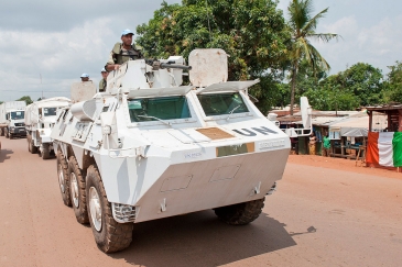 Des Casques bleus de la Mission multidimensionnelle intégrée des Nations Unies pour la stabilisation en République centrafricaine (MINUSCA). Photo: ONU/Catianne Tijerina