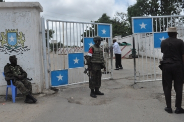 Des soldats de la paix de la Mission de l’Union africaine en Somalie (AMISOM) gardent le palais présidenitel dans la capitale somalienne Mogadiscio. Photo : AMISOM