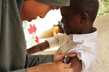 Un enfant est vacciné dans le cadre d’une campagne contre la rougeole dans le nord-est du Nigéria. Photo UNICEF Nigéria