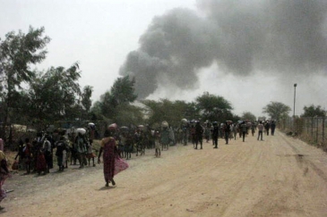 Des civils fuient la violence qui a éclaté dans le site de protection des civils à Malakal, au nord du Soudan du Sud. Photo : MINUSS / Nyang tactile