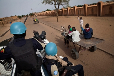 Des policiers de l’ONU patrouillent dans les rues de Gao, au Mali. Photo MINUSMA/Marco Dormino
