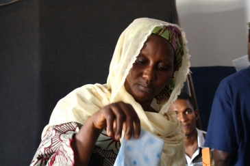 Une femme votant dans le district d’Hamdallaye, à Conakry, la capitale de Guinée, en juillet 2010. 