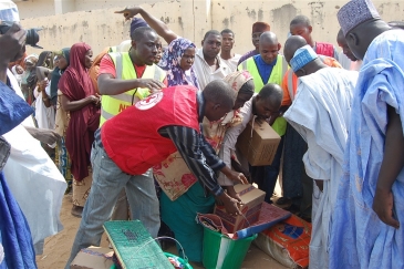 Aid agencies hand out relief to people displaced by Boko Haram. Photo: IRIN/Aminu Abubakar