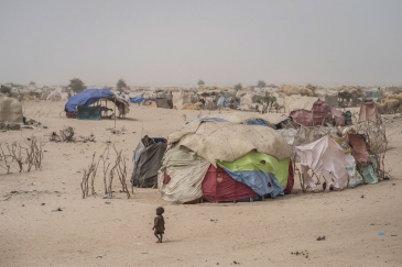 A child wanders in the refugee camp of Assaga, near Diffa, Niger. More than 135 displacement sites have been noted along the border with Nigeria, where there has been increased acts of violence conducted by Boko Haram. Photo: UNICEF/Sylvain Cherkaoui