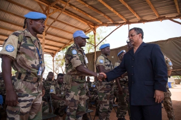 Le Représentant spécial du Secrétaire général pour le Mali et chef de la MINUSMA, Mahamat Saleh Annadif, passe en revue des Casques bleus de la Mission. Photo : MINUSMA