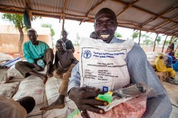 Des réfugiés et leurs communautés d’accueil au Soudan du Sud reçoivent des semences et des outils agricoles de la part du HCR et de la FAO afin de lutter contre l’insécurité alimentaire. Photo FAO/UNHCR/Albert González Farran