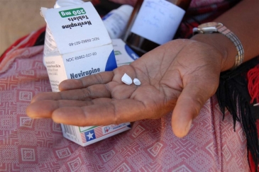 Au Lesotho, une femme tient dans sa main un médicament de traitement antirétroviral contre le sida pour sa petite-fille. Photo: IRIN / Eva-Lotta Jansson