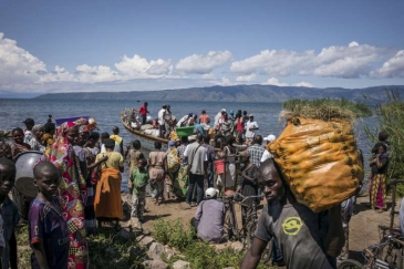 Un bateau transportant des réfugiés burundais arrive à Baraka, en République démocratique du Congo (RDC). Photo : UNHCR / F. Scoppa