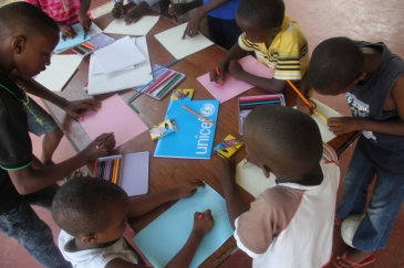 Des enfants dans un refuge temporaire à Bujumbura, au Burundi, se servent des dessins pour oublier ce qu’ils ont vécu. Photo UNICEF Burundi/Eliane Luthi