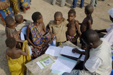 L'enregistrement des naissances pour les enfants autochtones se produit dans la République du Congo, où ils suffrent de manière disproportionnée à cause de manque d'aliments nutritifs et de services de santé. Photo: UNICEF/NYHQ2009-0832/Williams