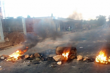 Des barricades incendiées à Bujumbura, la capitale du Burundi, en août 2015. Photo : Desire Nimubona/IRIN