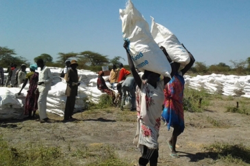 People in conflict-affected areas of South Sudan collect food from WFP. Photo: WFP/Peter Testuzza