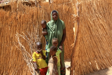 Une famille ayant fui le nord-est du Nigéria a trouvé refugé au Niger par peur des attaques du groupe terroriste Boko Haram. Photo OCHA/Franck Kuwonu