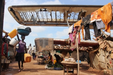 Familles déplacées en République centrafricaine dans le site de Mpoko pour personnes déplacées à l’intérieur (octobre 2014). Photo : OCHA / Gemma Cortes.