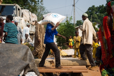 Une distribution de nourriture du PAM à Bangui, en République centrafricaine.
