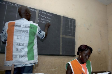 Décompte des voix dans un bureau de vote à Abidjan, après le premier tour de l’élection présidentielle en Côte d’Ivoire, le 25 octobre 2015. Photo : ONUCI