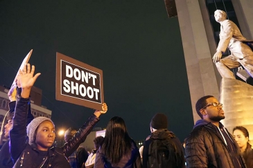 Des manifestants à New York défilent dans la rue suite à l’annonce du verdict dans l’affaire de la fusillade par la police du Missouri de l’adolescent afro-américain Michael Brown (24 novembre 2014). Photo : Jacques Baudrier