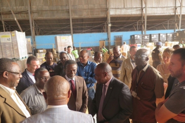 Le Représentant spécial et chef de la Mission multidimensionnelle intégrée des Nations Unies en République centrafricaine (MINUSCA), Parfait Onanga-Anyanga (cravate rouge) et des membres du corps diplomatique visitent un entrepôt de matériel de vote à l’a