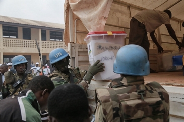 Des Casques bleus transportent des urnes lors du scrutin du 30 décembre 2015 en République centrafricaine. Photo MINUSCA
