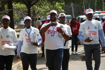 On World AIDS Day, people in Nigeria took a walk in the Asokoro neighbourhood of Abuja to increase HIV/AIDS awareness in the general public. Photo: UNAIDS