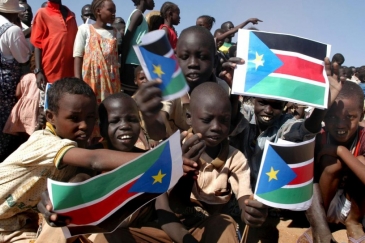 Des enfants réfugiés se préparent à rentrer depuis le Kenya vers le Soudan du Sud en décembre 2005, peu après la signature d’un Accord de paix global, qui a mené cette nation à l’indéependance en 2011.   © HCR/Hélène Caux