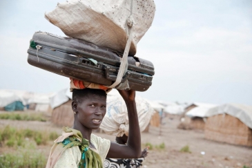 Nyakong, 22 ans, a fui les combats au Soudan du Sud en 2014 et elle a traversé la frontière vers l’Ethiopie. « J’ai laissé mes enfants à la maison pour aller leur chercher de la nourriture », dit-elle. « Ils ne peuvent pas marcher jusqu’ici car la zone es