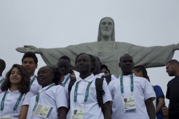 Les athlètes réfugiés qui participeront aux Jeux Olympiques au Brésil visitent la statue du Christ Rédempteur à Parque Nacional da Tijuca.  © CIO