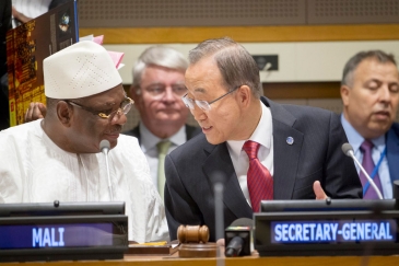 Secretary-General Ban Ki-moon (right) and President Ibrahim Boubacar Keita at the High-level meeting on the Malian Political Process. UN Photo/Rick Bajornas