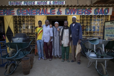 Des commerces rouvrent à Gao Le propriétaire arabe d’une quincaillerie (au centre) pose pour une photo avec ses employés des groupes ethniques Songhai et Bella devant son magasin à Gao. Le propriétaire a dû fermer son commerce et s’enfuir pendant l’occupa