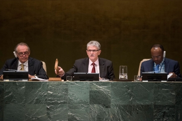 President of the seventieth session of the General Assembly, Mogens Lykketoft (centre), closes the annual general debate. UN Photo/Cia Pak