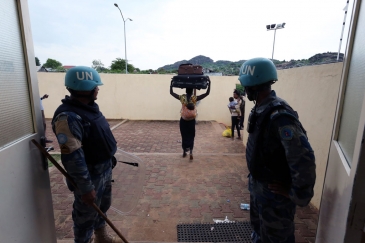 Des civils déplacés quittent un camp de la MINUSS à Juba, après y avoir cherché refuge suite à des affrontements dans la capitale du Soudan du Sud. Photo : ONU / Eric Kanalstein