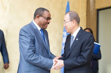 Le Secrétaire général de l’ONU, Ban Ki-moon (à droite), rencontre le Premier ministre éthiopien, Hailemariam Dessalegn, qui est également Président de l’Autorité intergouvernementale pour le développement (IGAD), en marge du 27ème sommet de l’Union africa