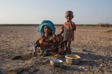 Msichana akipika katika moja ya vijiji nchini Ethiopia ambalo ardhi imeathirika vibaya na ukame unaoendelea