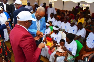 Dkt. Walter Kazadi Mulombo, Mwakilishi wa WHO nchini Burundi, ( wa pili kushoto) wakati wa uzinduzi wa wiki ya afya ya mama na mtoto mwaka 2019 nchini humo.